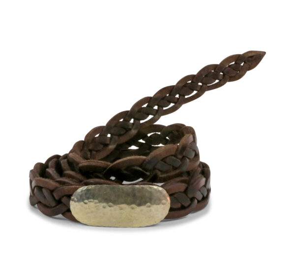 Ceinture marron naturel en cuir tressé avec une boucle en métal
