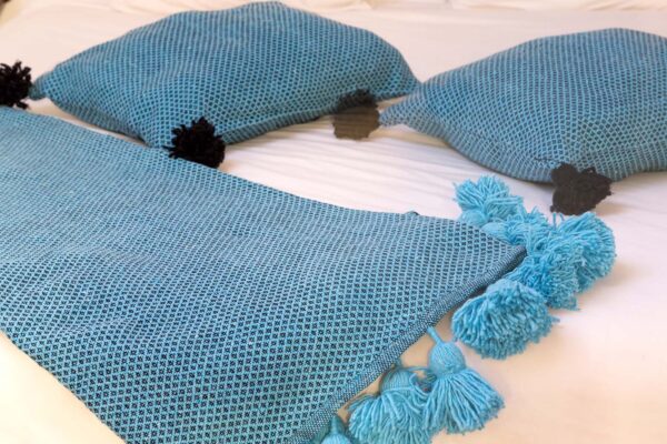 turquoise green blanket with 2 cushions , 100% Wool